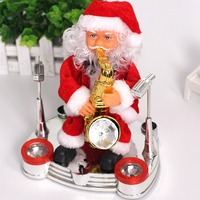 Vente en gros Nouveau Père Noël créatif exquis de haute qualité jouant du saxophone Jouets en peluche pour enfants pour la maison Ornements