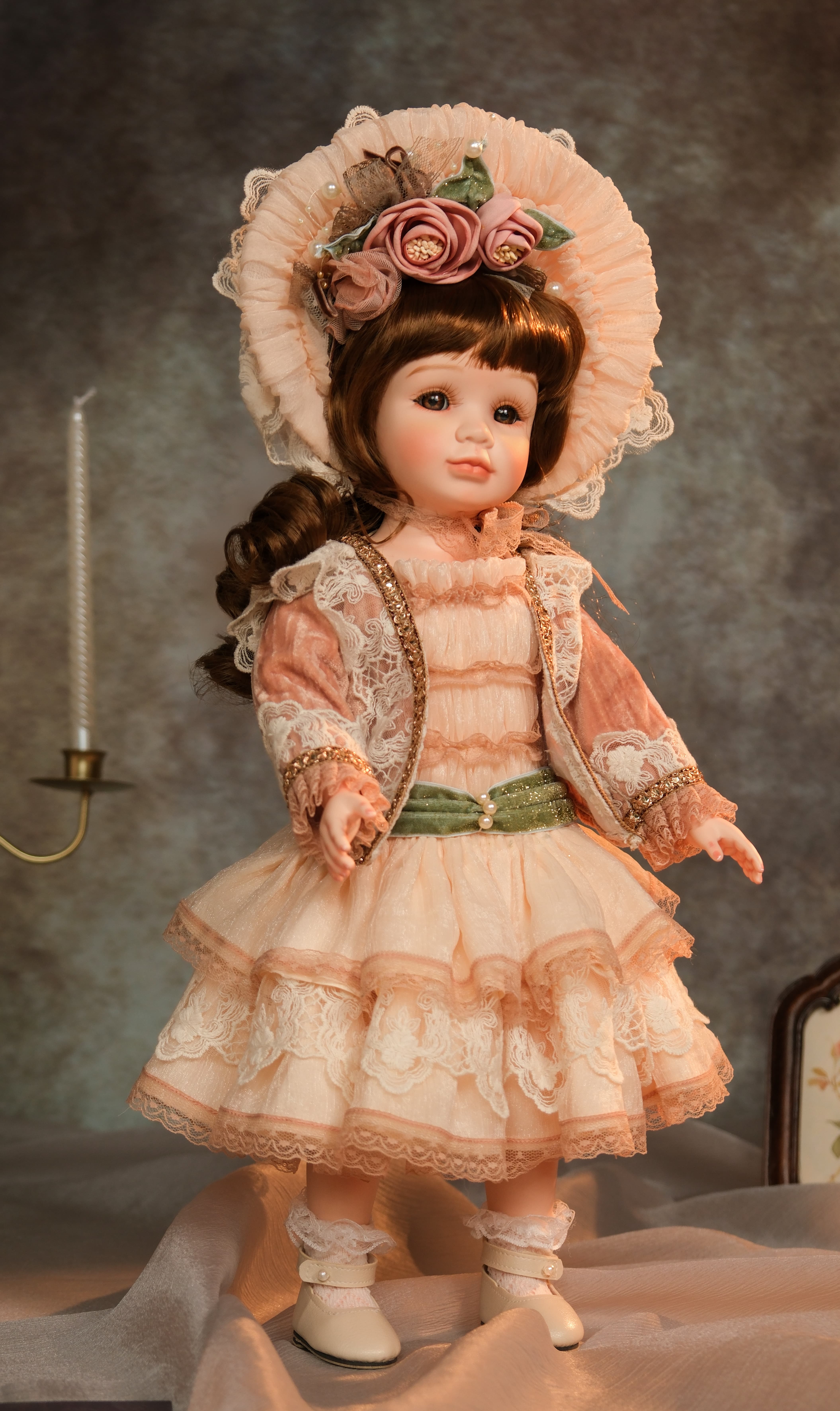 Poupée en porcelaine de 18 pouces 4