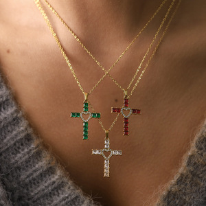 Collier en zircon émeraude avec un design combiné cœur creux et croix - Collier polyvalent pour femmes - Product Image 1