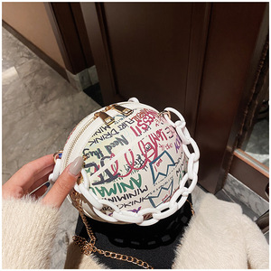 <span class=keywords><strong>Sac</strong></span> de <span class=keywords><strong>basket</strong></span>-ball à la mode en PU imprimé graffiti <span class=keywords><strong>Sac</strong></span> en cuir pour femmes Forme de <span class=keywords><strong>basket</strong></span>-ball Chaîne épaisse Graffiti <span class=keywords><strong>Sac</strong></span> de <span class=keywords><strong>basket</strong></span>-ball - Product Image 4