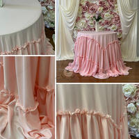 Nappe ronde en satin rose poudré à volants superposés, faite à la main par ANNIELU, longueur au sol, pour mariages, événements, banquets et décorations de fête