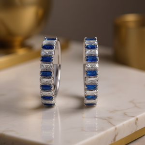 Boucles d'oreilles créoles en or blanc E4141 avec saphirs et diamants taille émeraude sertis en canal, bijoux classiques de soirée pour femme - Product Image 2