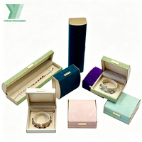 Boîte d'emballage et présentoirs à bijoux de luxe personnalisés en carton de haute qualité, écologiques, avec gaufrage et doublure en éponge
