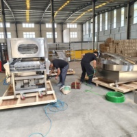 Machine voor het coaten van vierkante biscuitjes en brood met chocolade, inclusief functie voor het decoreren met chocolade-latticemotief voor cake- en dessertfabrieken