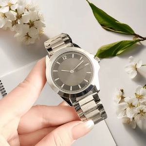 Reloj Casual Unisex al por Mayor con Correa de Acero Inoxidable, Esfera Plateada con Logotipo Rojo, Verde y Blanco, Reloj de Pulsera Moderno - Product Image 3