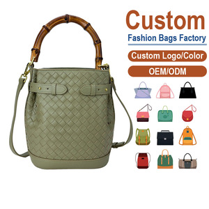 Bolso de Hombro de Cuero Genuino Hecho a Mano – Estilo Texturizado Negro con Asa de Bambú y Hebillas Metálicas, Opción de Varios Colores - Product Image 1