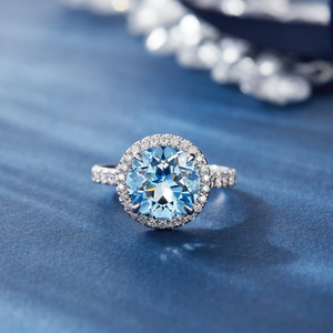 Elegante Anillo de Plata de Ley 925 con Halo Ovalado Azul de Circonita Cúbica y Banda de Circonitas Pavé, Anillos Finos - Product Image 3