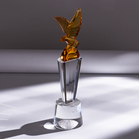 Sculpture en cristal K9 créative en forme d'oiseau en vol, logo personnalisé pour la reconnaissance des employés et l'affichage au bureau