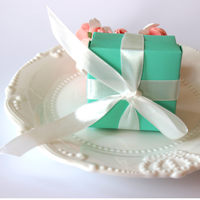 Boîte cadeau de bonbons de mariage bleu européen |   Matériaux recyclés |   Doublure en éponge |   Ruban croisé en satin blanc |   Logo sur mesure |   Nuptial