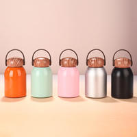 Bouteille isotherme mini ronde en acier inoxydable avec couvercle effet bois et poignée de transport en silicone pour voyage (vente en gros)