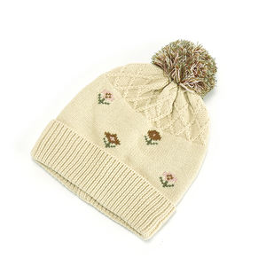 Bonnet tricoté à fleurs personnalisé de haute qualité pour les femmes Style d'affaires automne hiver voyage en gros fil de coton chaud élégant - Product Image 1