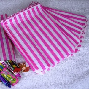 粉红色和白色条纹便宜的棕色纸袋爆米花和礼物