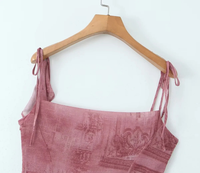 Robe mini asymétrique en mousseline rose à fines bretelles avec volants et fente haute pour soirée, club, vacances 2026 (OEM/ODM)