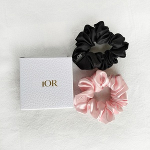 Paquete de Regalo de Boda de Alta Gama, Anillo para el Cabello Elegante de Satén de Seda Rosa, Banda Elástica para el Cabello, Banda para Cola de Caballo - Product Image 1