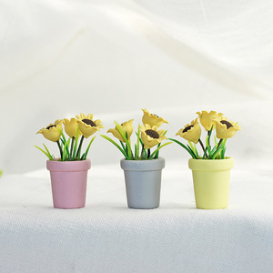 <span class=keywords><strong>Tournesol</strong></span> miniature <span class=keywords><strong>en</strong></span> <span class=keywords><strong>pot</strong></span> <span class=keywords><strong>en</strong></span> résine pour décoration de maison de poupée <span class=keywords><strong>Mini</strong></span> jouet modèle bricolage jouet éducatif pour maison de poupée - Product Image 2