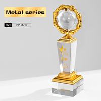 Vente en gros de trophée de base noire en métal doré de luxe prix d'honneur créatif souvenir de cristal