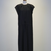 Robe longue ample noire unie en maille texturée à col rond et taille à cordon pour femme