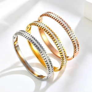 Bracelet manchette élégant à double rangée de cristaux larges de 8 mm en acier inoxydable plaqué or inaltérable pour femmes et jeunes filles, idéal pour le quotidien ou comme cadeau - Product Image 1