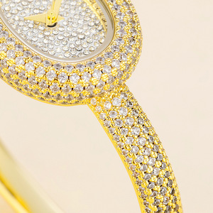 Montre-bracelet pour femme élégante et raffinée de forme ovale avec zircon et diamants haut de gamme - Product Image 4