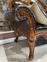 Ensemble de fauteuils de salon classiques vintage de luxe en cuir véritable avec boutons, style baroque français traditionnel capitonné pour appartement et villa