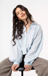 Camicetta Corta in Cotone Azzurro Chiaro da <span class=keywords><strong>Donna</strong></span> Personalizzata 2026, <span class=keywords><strong>Camicia</strong></span> dal Taglio Rilassato e Silhouette Moderna, Camicie Vintage OEM/ODM - Product Image 6