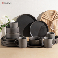 Prix de gros OEM Design personnalisé 16 pièces de vaisselle en grès gaufré noir de qualité supérieure Vaisselle pour 4 personnes