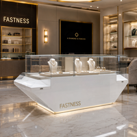 Vitrine de luxe pour bijoux avec éclairage LED intégré pour présentation de colliers et bagues sur bustes blancs