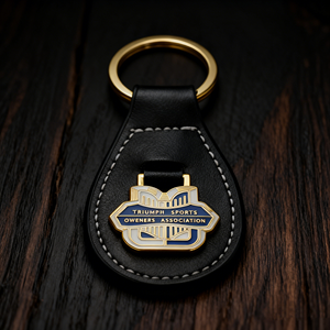 Portachiavi in Pelle Triumph Sports, Distintivo in Metallo Smaltato Resistente, Anello Portachiavi Nero Cucito, Personalizzato, Leggero e Moderno - Product Image 1