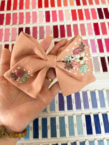 โบว์ผ้าปักมือ งานฝีมือ วินเทจ ลายดอกไม้ รับผลิตตามแบบ (OEM) ขายส่ง สำหรับตกแต่งผ้า - Product Image 6