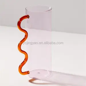 Custom Made Decoratieve Hittebestendige Borosilicate Roze Cilinder Glas Water Pitcher Met Handvat