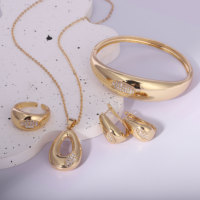 NYH Ensemble de bijoux délicats motif trèfle, plaqué or 20K, résistant à l'eau et inaltérable, comprenant collier chaîne en Y, bracelet ouvert, bague et boucles d'oreilles pendantes