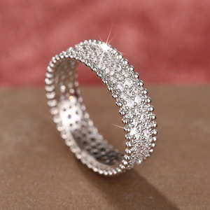 Anello Intrecciato Scintillante per Donne, Elegante Gioiello da Dito alla Moda - Product Image 1