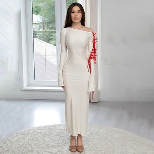Vestido ajustado de manga larga con hombros descubiertos, detalle de lazo rojo y abertura, para mujer. - Product Image 2