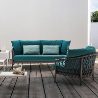 Ensemble de canapés en rotin d'extérieur luxueux, modernes, durables et confortables avec structure en aluminium pour jardin et terrasse