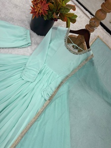 Ensemble Salwar Kameez de créateur moderne et élégant, trois pièces, avec robe, pantalon et dupatta, col en dentelle (avant et arrière), pour soirée, longueur ras du sol, lourdement orné - Product Image 6