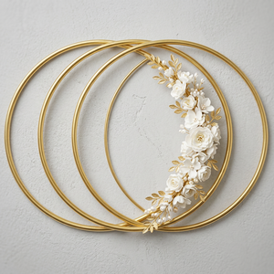 Corona Decorativa Redonda de Metal Dorado con Flores Blancas, Hecha a Mano, Arte de Pared Romántico para Boda, Paquete de Varias Piezas - Product Image 2