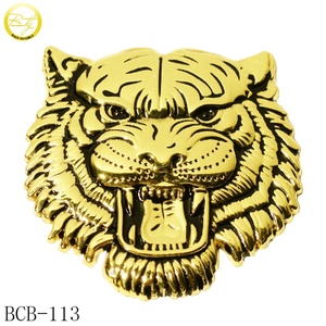 गोल आकार खोपड़ी लोगो उभरा कार लेबल के साथ सोने के रंग मिश्र धातु कार स्टाइल स्टीयरिंग व्हील प्रतीक हीरा - Product Image 6