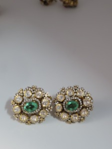 Juego de pendientes de tuerca de estilo étnico con estos lujosos pendientes de tuerca Polki de color verde esmeralda. Piedra ovalada verde esmeralda. - Product Image 1