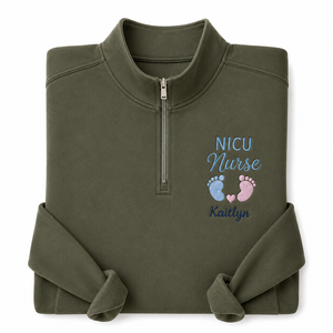 Sweat-shirt personnalisé pour infirmière de soins intensifs néonataux avec empreinte de pied de bébé brodée, doublé, à col montant et fermeture éclair quart, avec nom personnalisé, rose et bleu, pour infirmière néonatale - Product Image 4