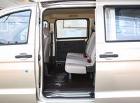 Minibus Wuling Hongguang V 5 portes 7 places à entrée facile avec porte coulissante large et seuil bas pour personnes âgées ou enfants scolarisés