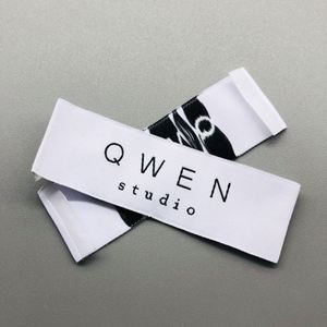 Étiquettes tissées en textile personnalisées haute densité avec logo de marque et extrémités pliées blanches pour vêtements - Product Image 2