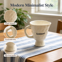 Tasse en céramique irrégulière façonnée à la main, tasse à café minimaliste Wabi-Sabi sur piétement, tasse zen artisanale en poterie pour le bureau