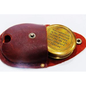 Brújula de Bolsillo de Latón Grabada, Guía de Orientación Portátil para Senderismo con Estuche de Cuero - Product Image 2