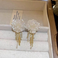 Boucles d'oreilles pour femmes à pompon fleur français, tendance et polyvalentes, avec un design exquis, nouveaux accessoires pour les oreilles