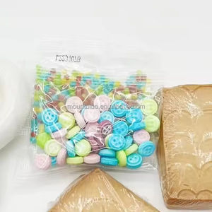 <span class=keywords><strong>Biscuits</strong></span> en forme de maison en pain d'épices et bonbons sous film rétractable sur les machines d'emballage de <span class=keywords><strong>biscuits</strong></span> provenant de fours <span class=keywords><strong>industriels</strong></span> - Product Image 5