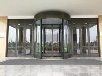 Porte tournante automatique à 3 ailes avec capteur intelligent en verre, style postmoderne, pour hôtels, centres commerciaux, bureaux