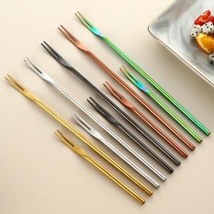 Fourchette <span class=keywords><strong>à</strong></span> cornichons et olives en acier inoxydable 304 <span class=keywords><strong>à</strong></span> long manche, 2 dents, pour bocaux, cocktails, desserts, salades de fruits, multicolore, durable, pince de préhension - Product Image 1