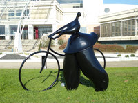 Figurine en métal de l'art moderne bronze statue de vélo abstraite de Jean Louis Toutain à vendre