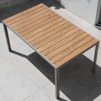 Ensemble de salle à manger d'extérieur en aluminium durable avec table et chaises au design moderne, résistant aux intempéries, en bois plastique pour villa et cour.