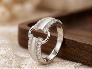 Bague en argent sterling S925 finition brossée, forme cadenas, moissanite 12 mm de large, plaqué or 14 carats, bijoux fins pour femme, idéale pour cadeau ou soirée - Product Image 4
